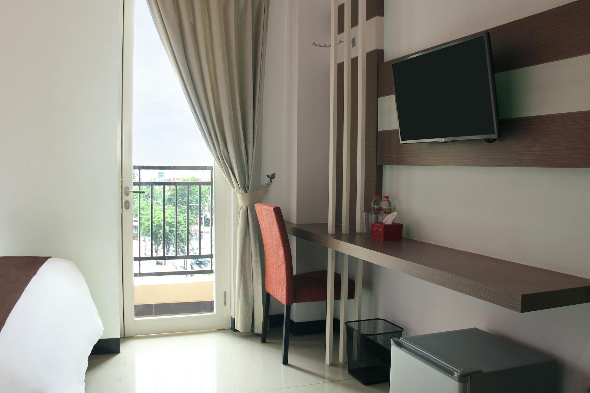 Luxpoint Hotel Baratajaya Surabaya Exterior photo