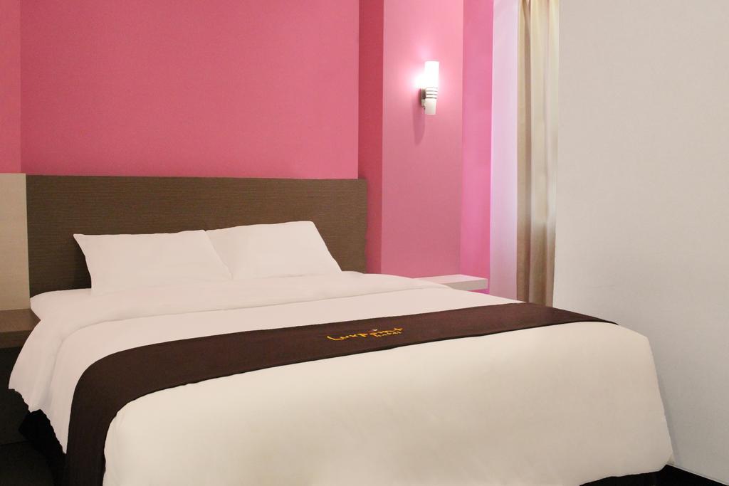 Luxpoint Hotel Baratajaya Surabaya Room photo