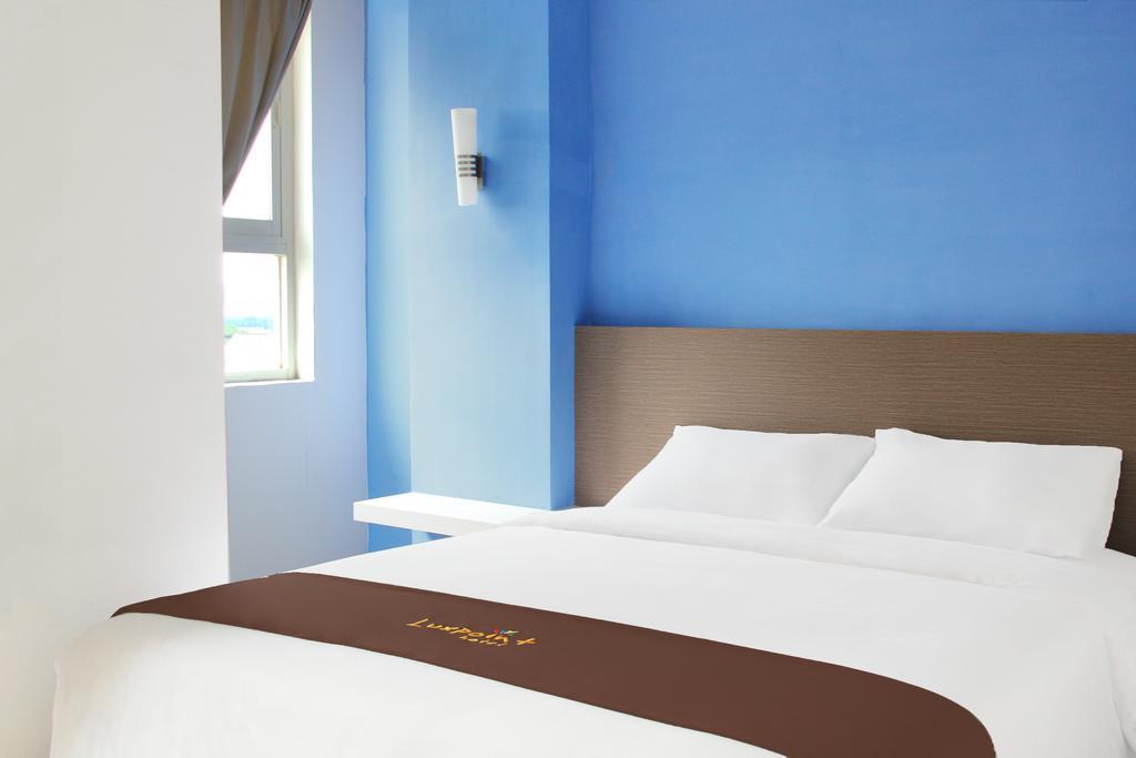 Luxpoint Hotel Baratajaya Surabaya Room photo