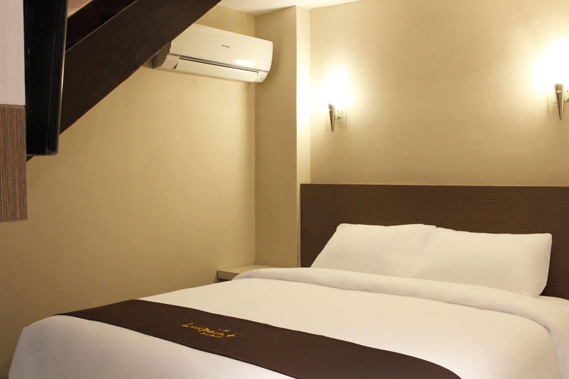Luxpoint Hotel Baratajaya Surabaya Exterior photo