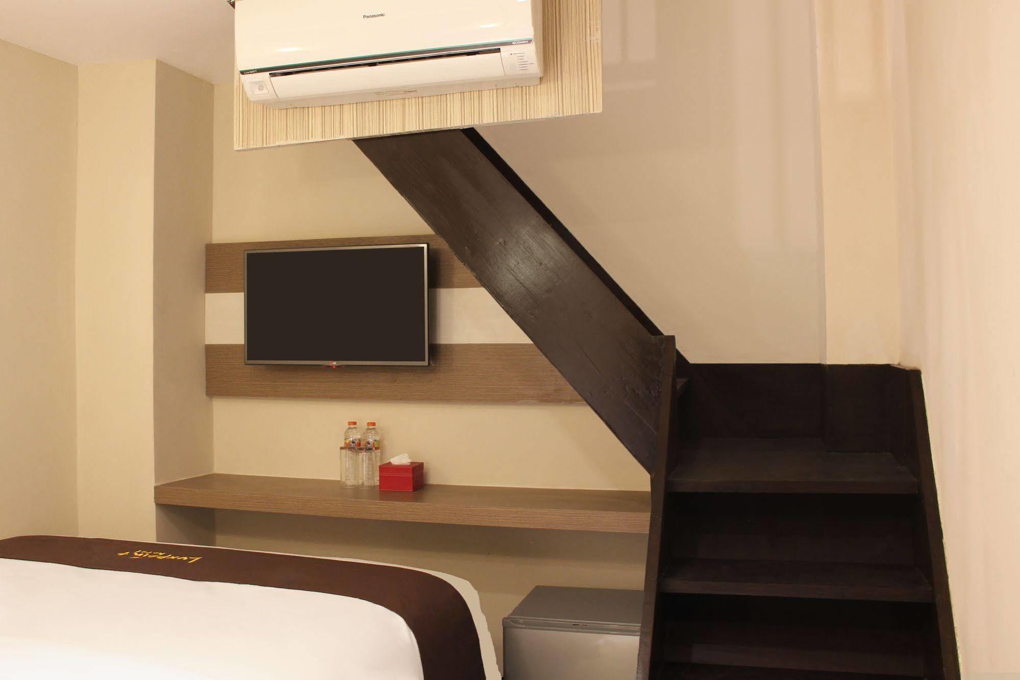 Luxpoint Hotel Baratajaya Surabaya Exterior photo