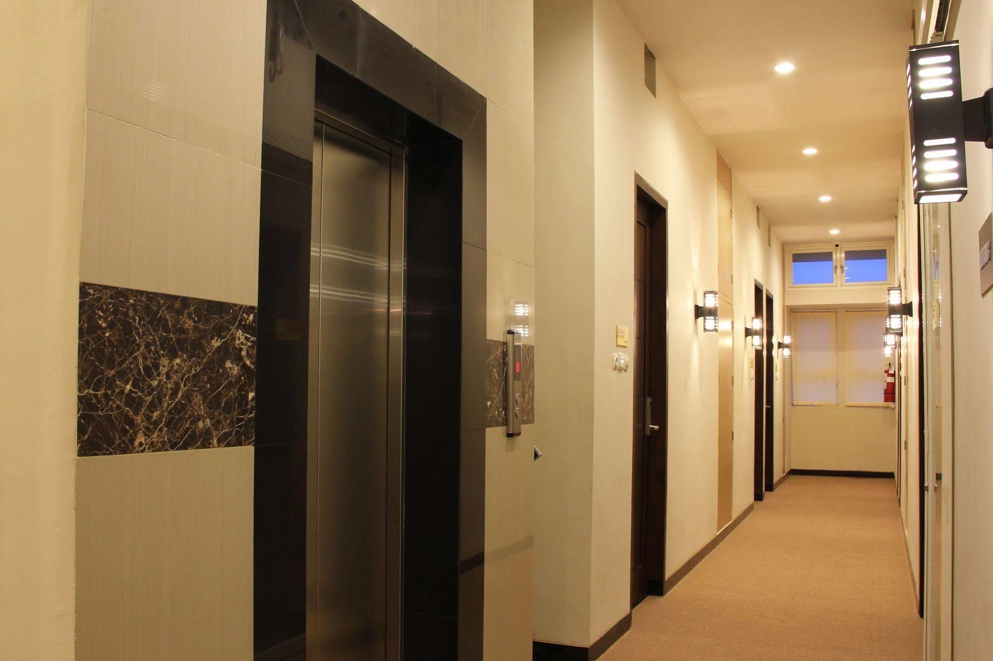 Luxpoint Hotel Baratajaya Surabaya Exterior photo